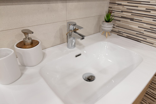 lavabo con grifería